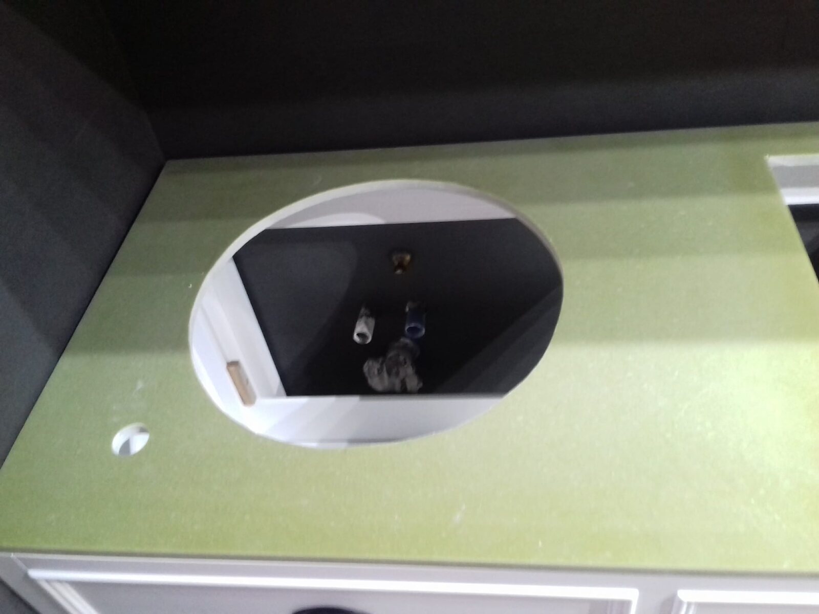 Piano bagno o cucina con foro circolare e superficie lucida
