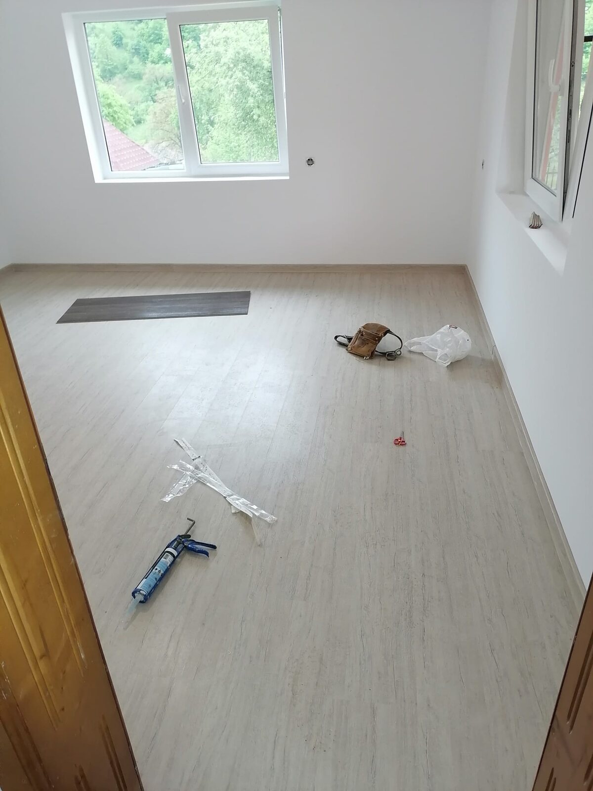 Ambiente interno con pavimento chiaro in fase di finitura