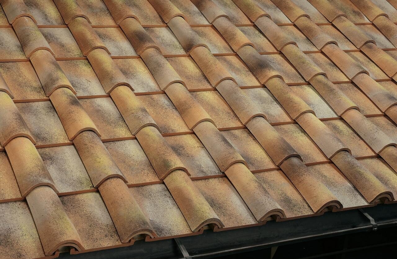 Copertura con tegole in cotto vista da vicino