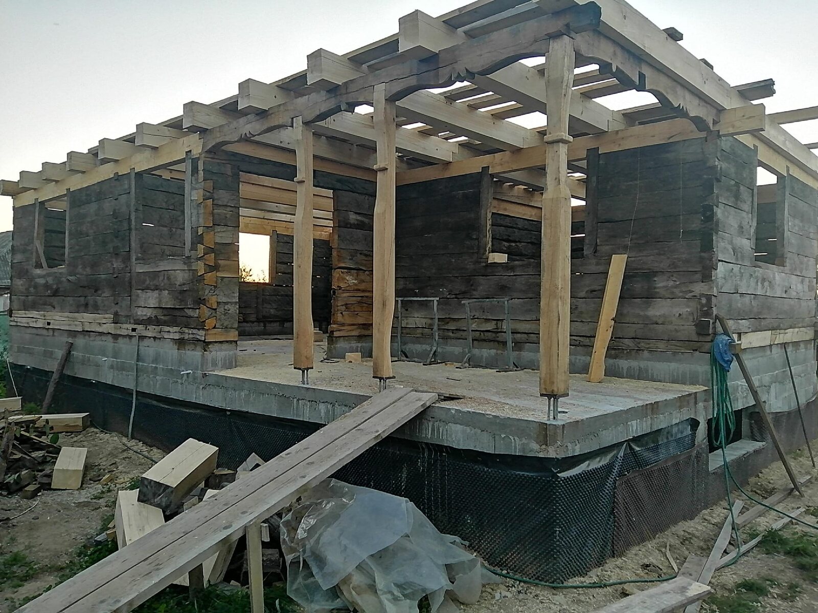 Struttura esterna in legno in fase di costruzione